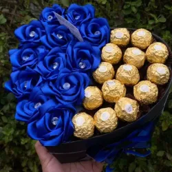 Caja de corazón y rosas eternas con bombones 