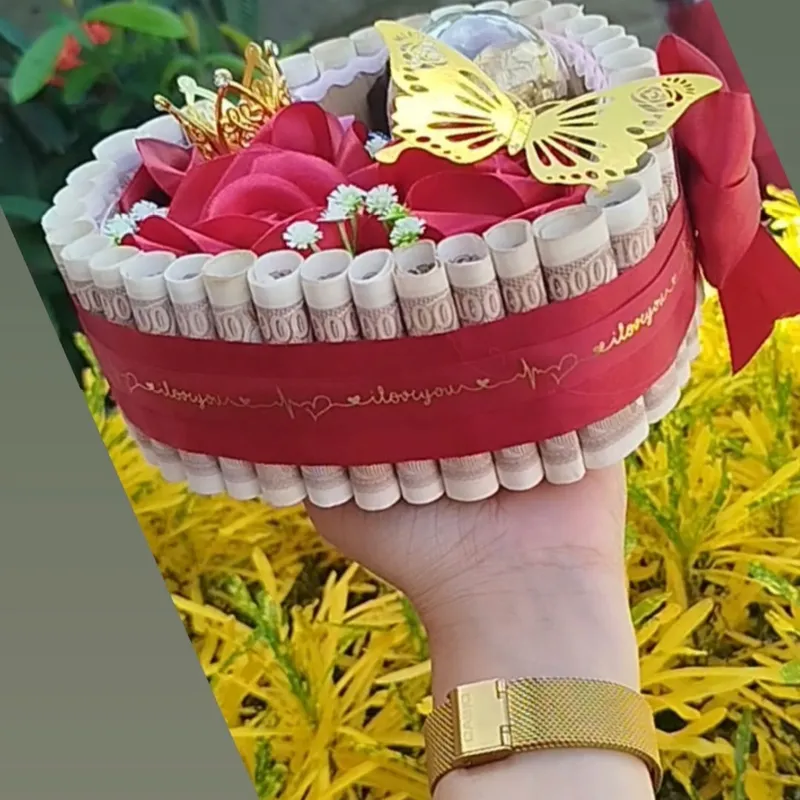 Corazón con flores , mariposas y billetes 