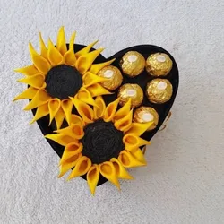 Corazón con girasoles y bombones 