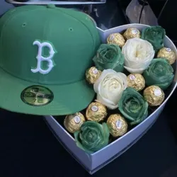 Corazón con gorra, rosas eternas y bombones 