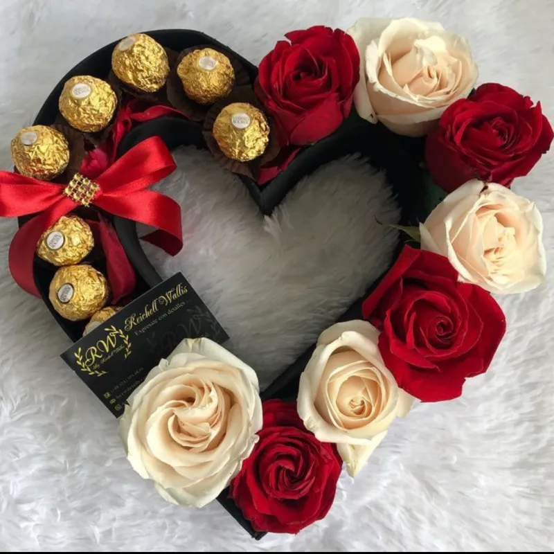 Corazón con rosas y bombones 