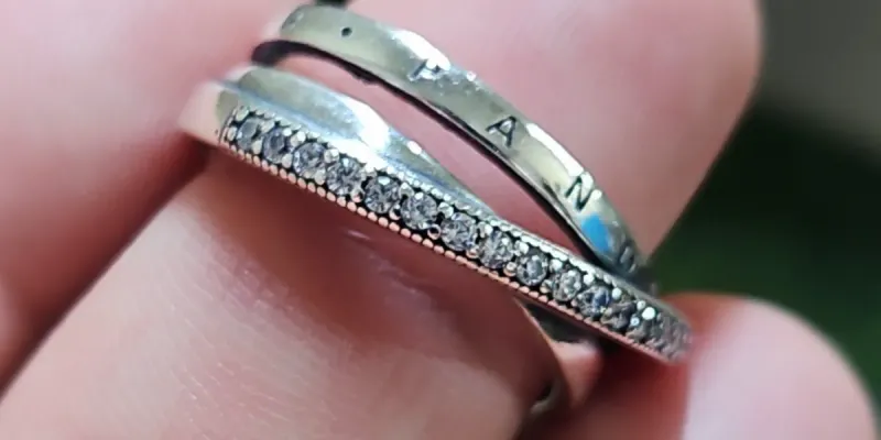 Anillo de plata esterlina 925 y circonias. 