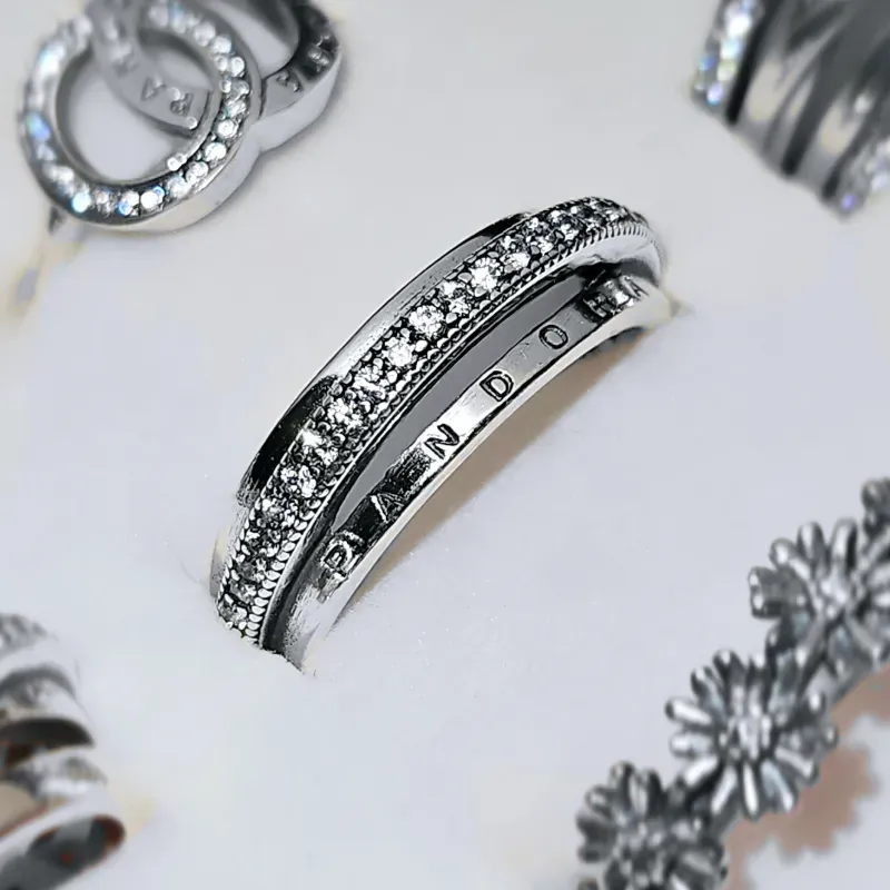 Anillo de plata esterlina 925 y circonias. 