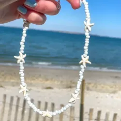 Collar de mostacillas y estrellas