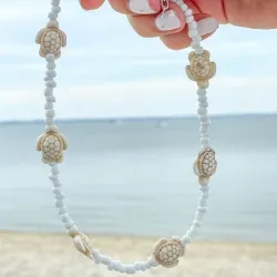 Collar de mostacillas y tortugas