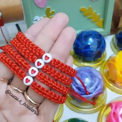 Pulsera roja tejida con corazón ❤️