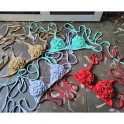 Bikini (parte de arriba) de flor