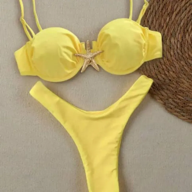 Bikini amarillo con adorno de estrella metálica 