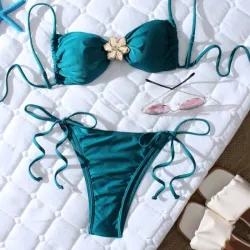 Bikini azul con adorno de flor metálica