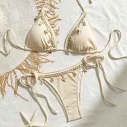 Bikini beige con adornos de caracoles