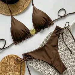 Bikini color café con adorno de concha metálica