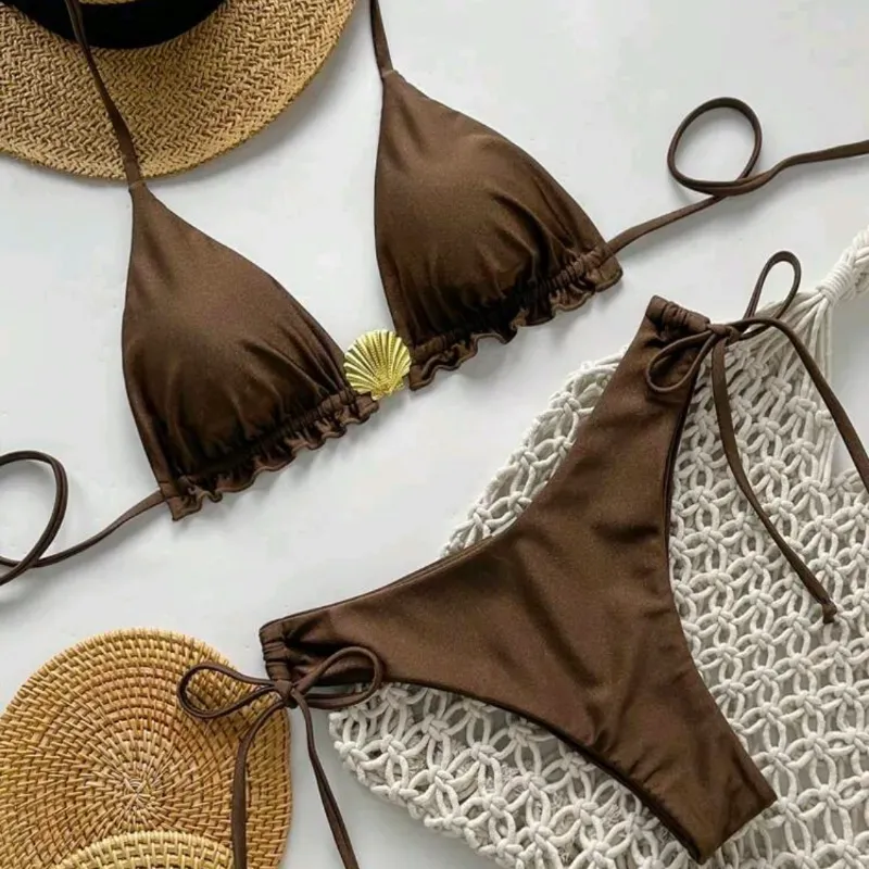 Bikini color café con adorno de concha metálica