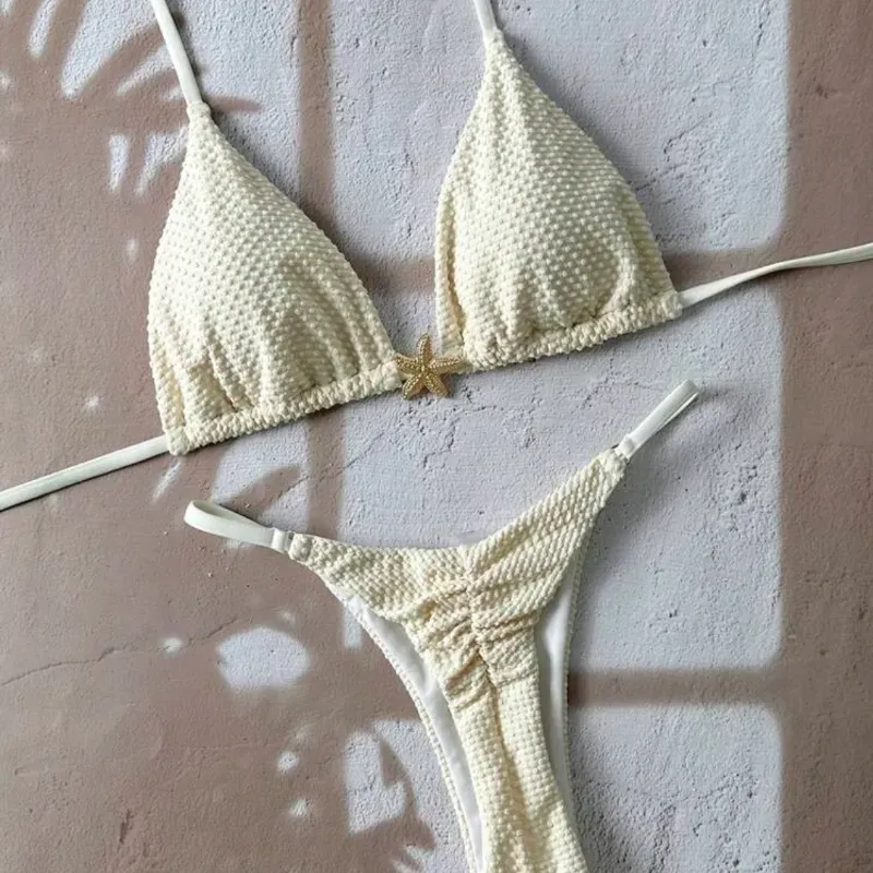 Bikini hilo beige con adorno metálico 