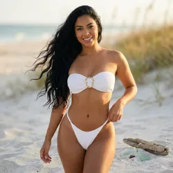 🤍 Bikini hilo con adorno metálico — Blanco