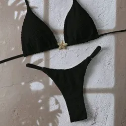 Bikini hilo negro con adorno metálico 