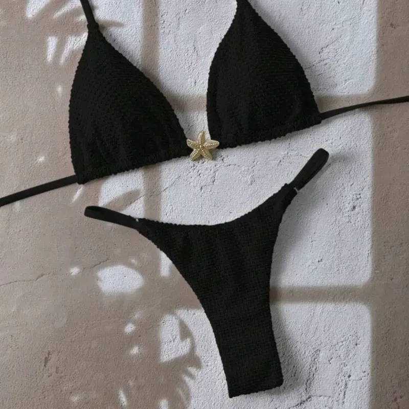 Bikini hilo negro con adorno metálico 