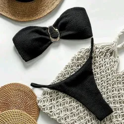 Bikini hilo negro con adorno metálico