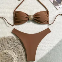Bikini marrón con adorno de metal
