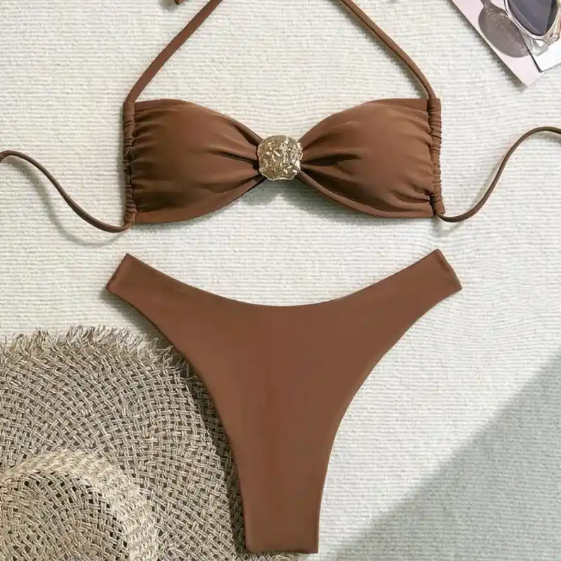 Bikini marrón con adorno de metal