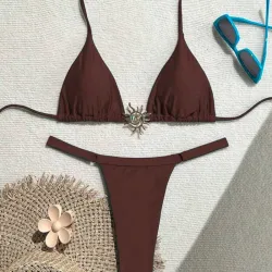Bikini marrón hilo con adorno de metal