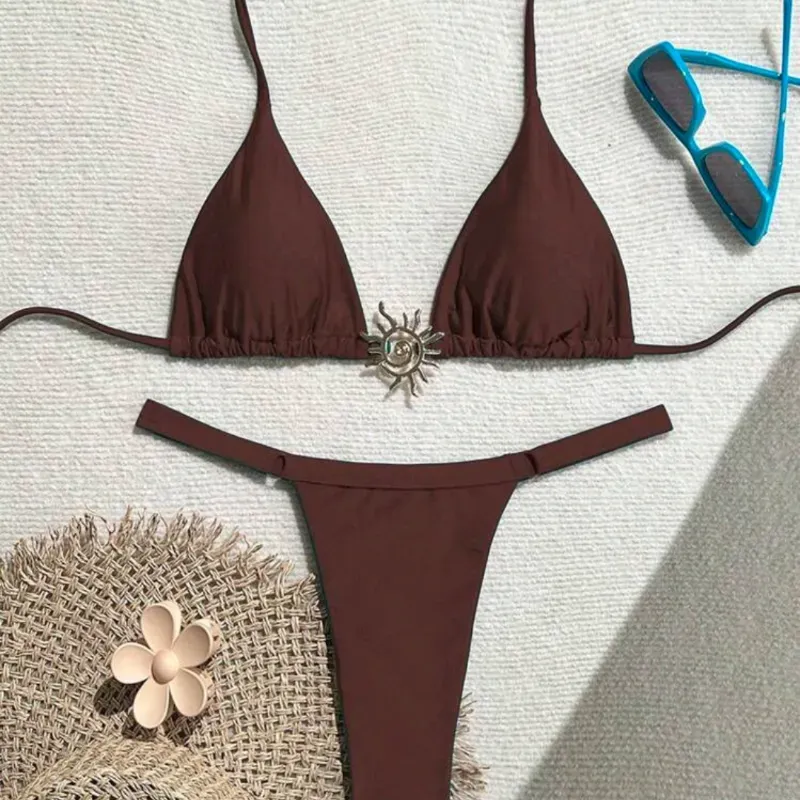 Bikini marrón hilo con adorno de metal