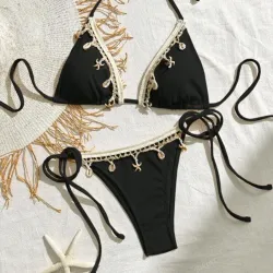 Bikini negro con adorno de caracoles
