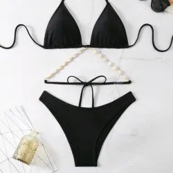 Bikini negro con adorno de caracoles