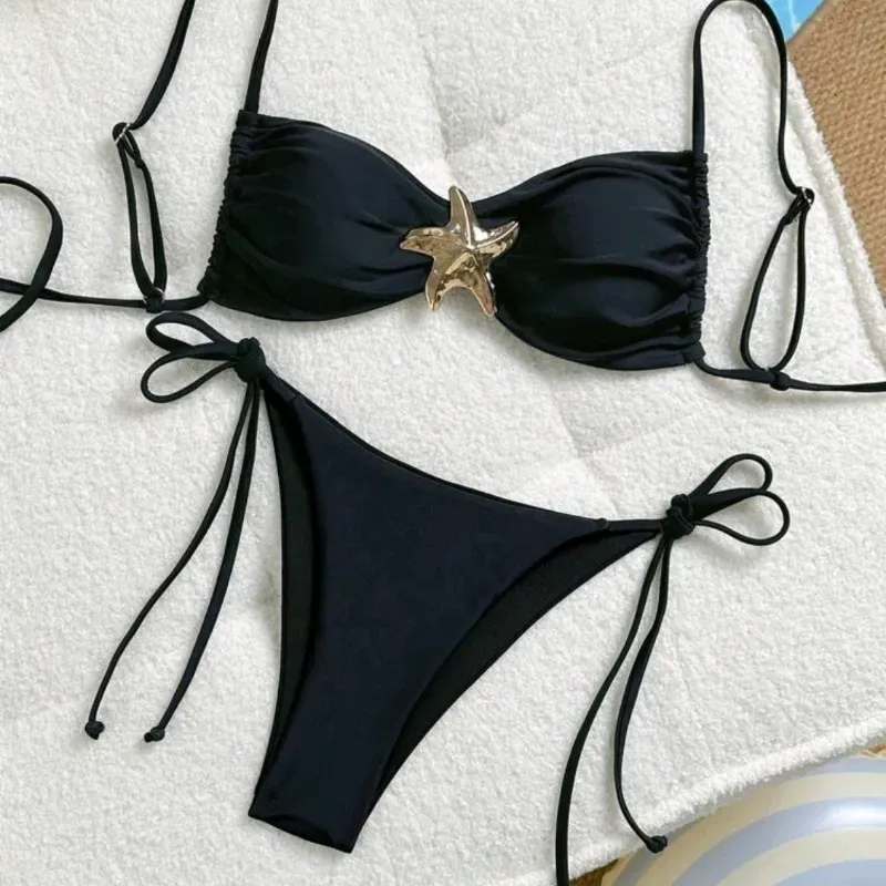 Bikini negro con adorno metálico 