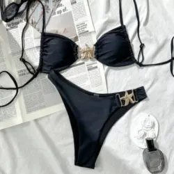Bikini negro con estrella dorada 
