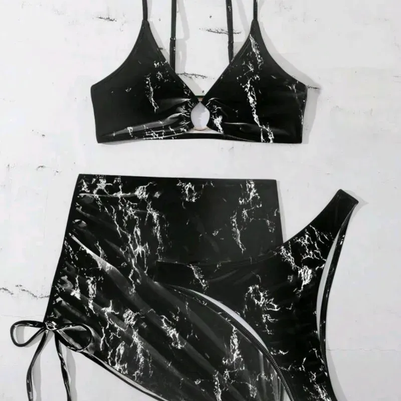 Bikini negro marmoleado con falda
