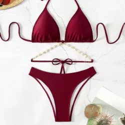 Bikini rojo con adorno de caracoles