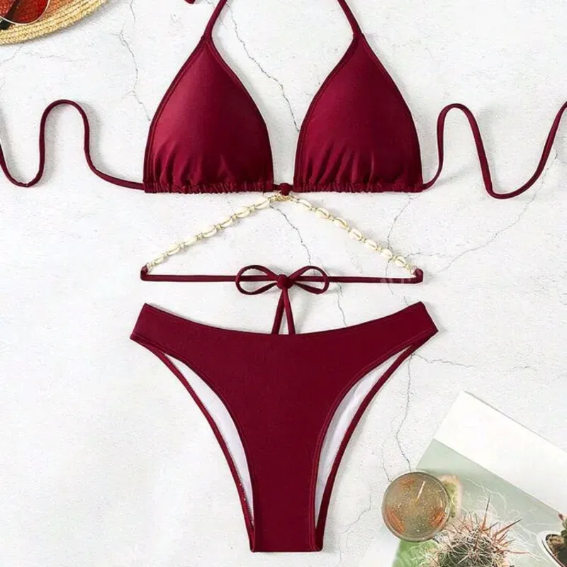 Bikini rojo con adorno de caracoles