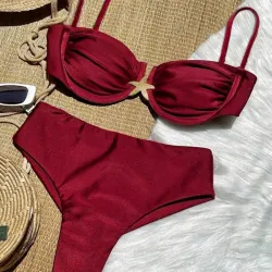 Bikini rojo con adorno de estrella metálica