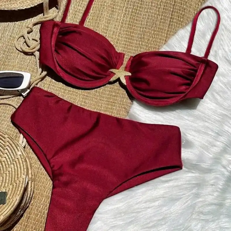 Bikini rojo con adorno de estrella metálica