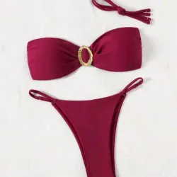 Bikini rojo con adorno metálico