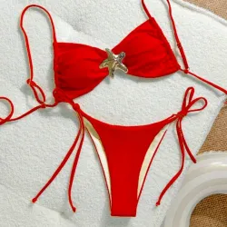Bikini rojo con adorno metálico de estrella
