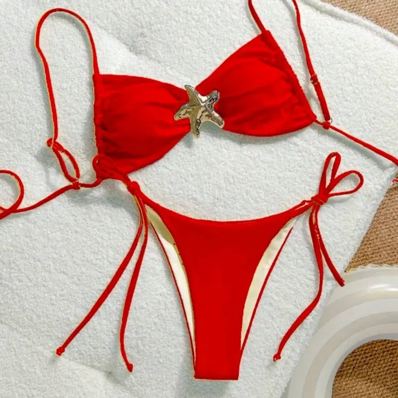 Bikini rojo con adorno metálico de estrella