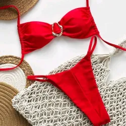 Bikini rojo con adorno metálico