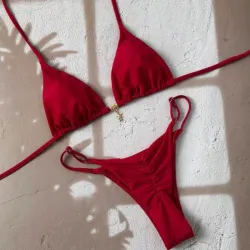Bikini rojo con colgante de metal