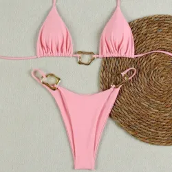 Bikini rosa con adornos metálicos 
