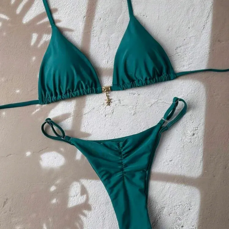 Bikini verde/azul con colgante metálico 