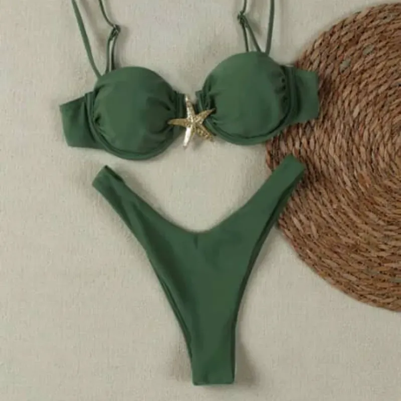 Bikini verde con adorno de estrella metálica 