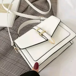 Bolsa cuadrada blanca con diseño de hebilla 