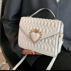 Bolso cuadrado detalle corazón 
