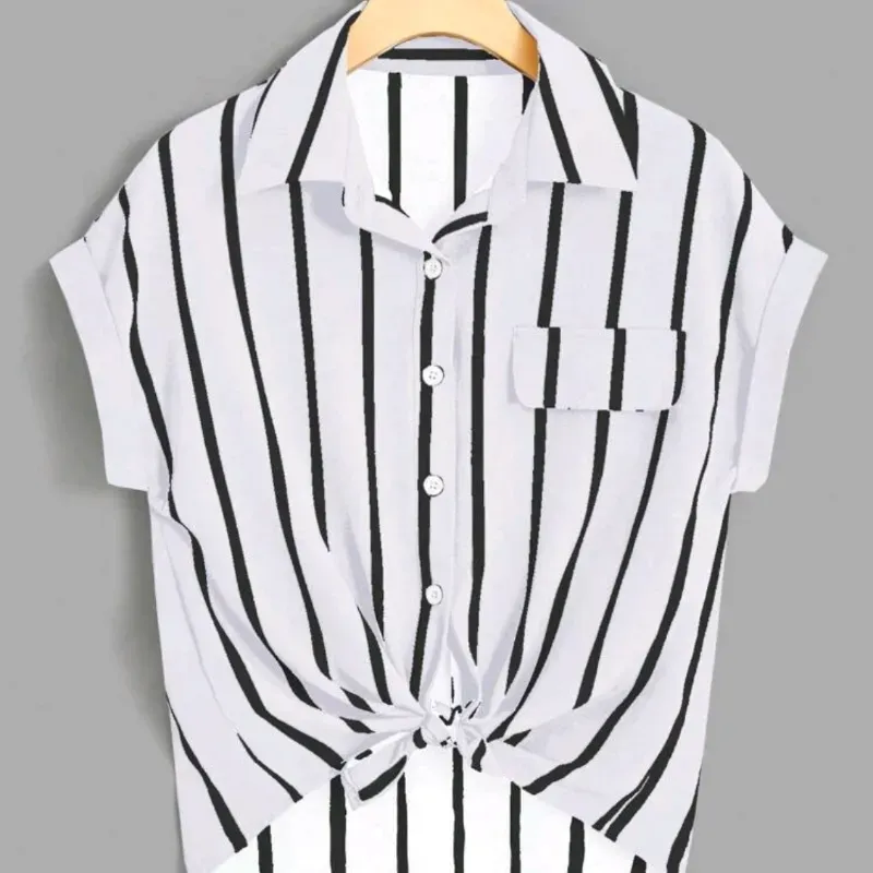 Camisa blanca de listas negras 