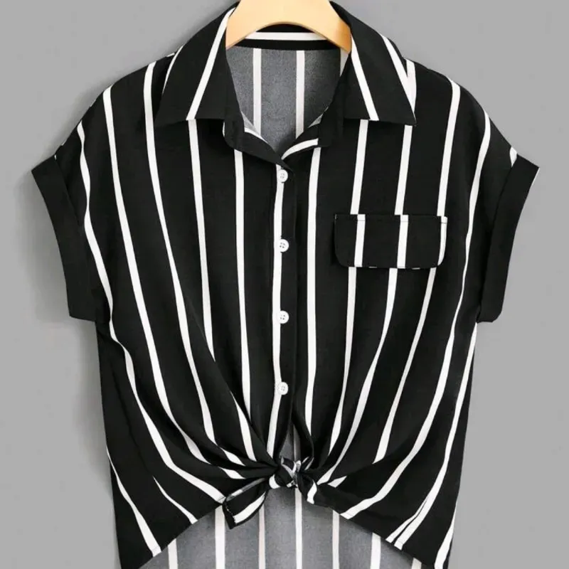 Camisa negra con listas blancas 