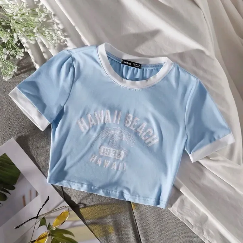 Camiseta azul celeste con gráficos 
