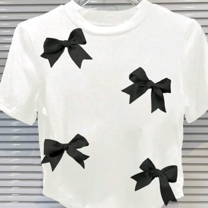 Camiseta blanca con lazo 