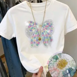 Camiseta blanca con  pedrería 