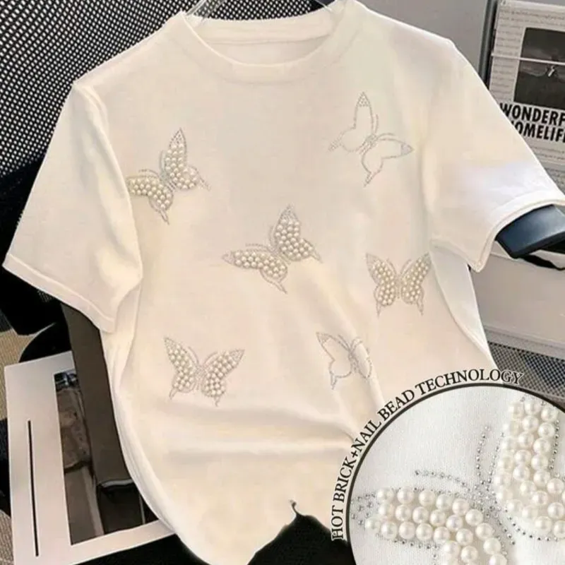 Camiseta blanca holgada con pedrería 